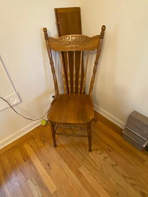 ANTIQUE DINING ROOM TABLE AND 4 ANTIQUE CHAIRS PLUS 1 LEAF
