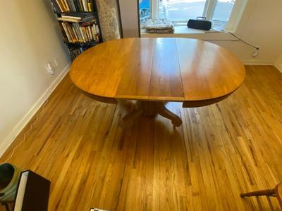 ANTIQUE DINING ROOM TABLE AND 4 ANTIQUE CHAIRS PLUS 1 LEAF