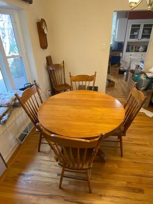 ANTIQUE DINING ROOM TABLE AND 4 ANTIQUE CHAIRS PLUS 1 LEAF