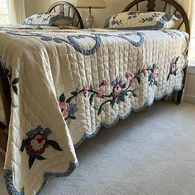 UBL1242 Pair of Twin Floral Quilts