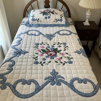 UBL1242 Pair of Twin Floral Quilts