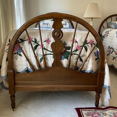 UBL1243 Victorian Style Wagon Wheel Twin Beds