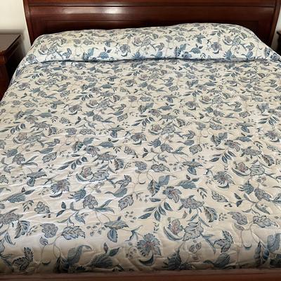 M1261 Blue and White Quilted Style King Coverlet