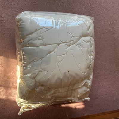 M1265 King size Poly Filled Comforter