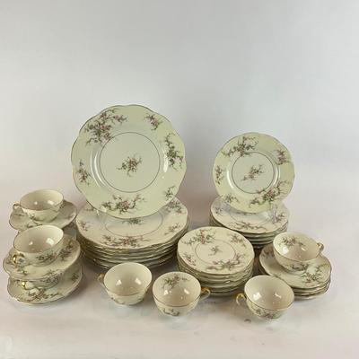 D1280 Large 30 Pc Set of Theodore Haviland "Rosalinde" China