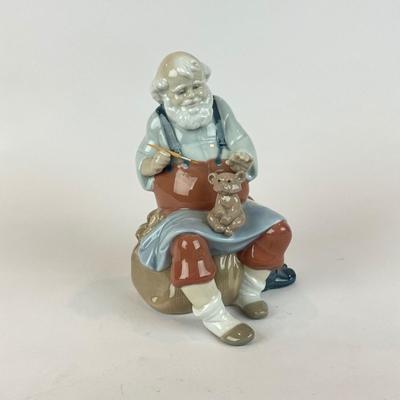D1291 Lladro "Santa's Magic Touch" Figurine