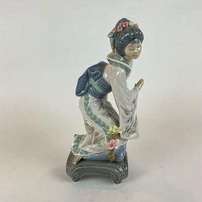 D1294 Lladro "Michiko" Porcelain Figurine
