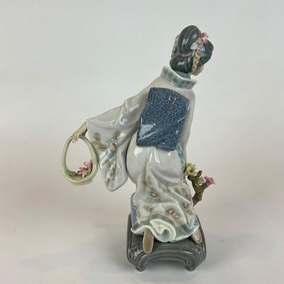 D1294 Lladro "Michiko" Porcelain Figurine