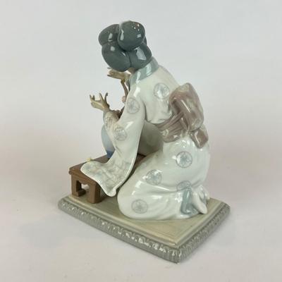 D1296 Lladro "Geisha Girl Arranging Flowers" Figurine