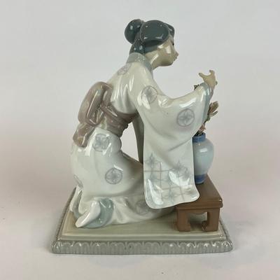 D1296 Lladro "Geisha Girl Arranging Flowers" Figurine