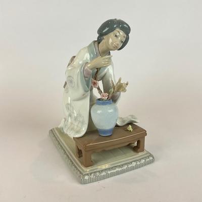 D1296 Lladro "Geisha Girl Arranging Flowers" Figurine