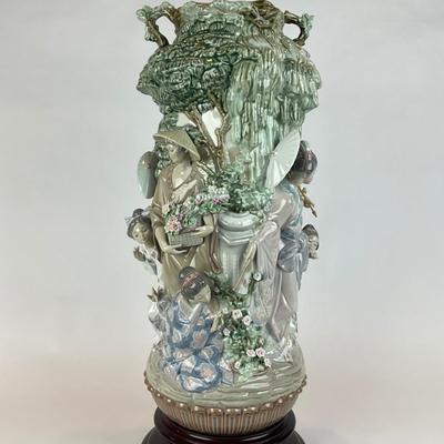 D1298 Lladro Porcelain "Jarro Japones" Signed Figurine