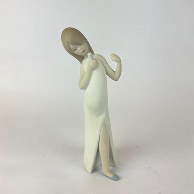 L1304 Lladro Girl Singer Figurine