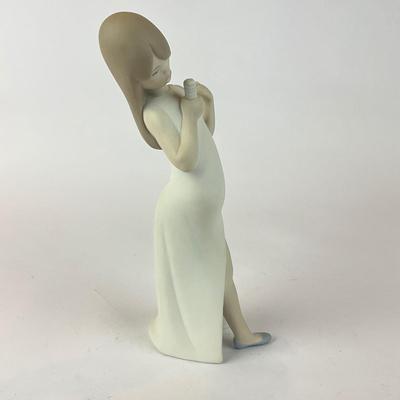 L1304 Lladro Girl Singer Figurine