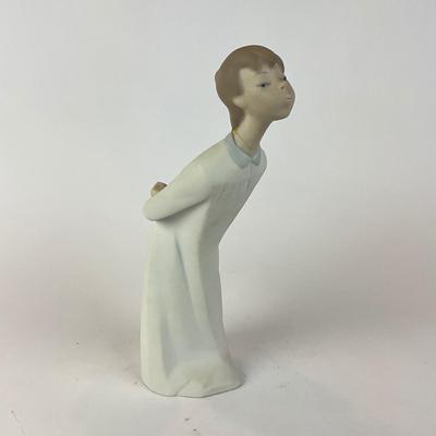 L1305 Lladro Boy Leaning over Kissing Figurine