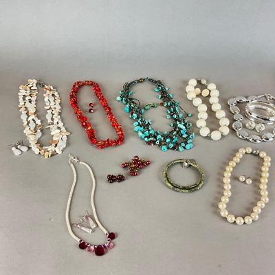 H1325 Lot of Vintage Costume Jewelry