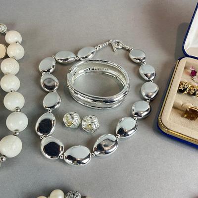 H1325 Lot of Vintage Costume Jewelry