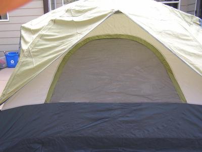 SwissGear Quality family size self supporting tent. Label says it's 9'x8'.
