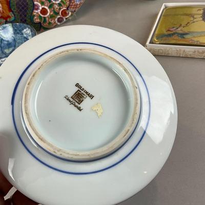K1395 Lot of Asian Porcelain / Pottery