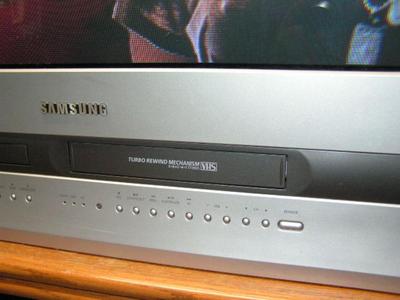 SAMSUNG ALL-IN-ONE TV with built-in DVD/CD player & VHS 6-head Hi-Fi