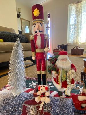 CHANTHOM HOLIDAY THROW, HOLIDAY BOOKS & CHRISTMAS DECOR