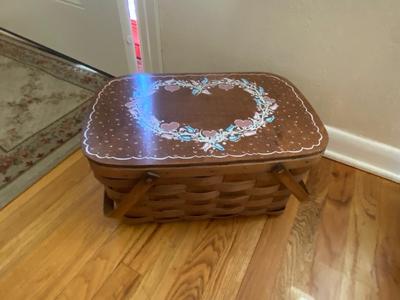 VINTAGE BASKETVILLE PICNIC BASKET, DANSK DESIGNS DENMARK WOODEN TRAY, AND MAGAZINE RACK