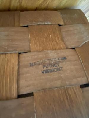 VINTAGE BASKETVILLE PICNIC BASKET, DANSK DESIGNS DENMARK WOODEN TRAY, AND MAGAZINE RACK