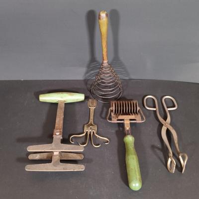 LOT 257: Crewel Needlework Roosters and Leaf Condiment Dish w/ Vintage Kitchenware