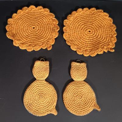 LOT 257: Crewel Needlework Roosters and Leaf Condiment Dish w/ Vintage Kitchenware