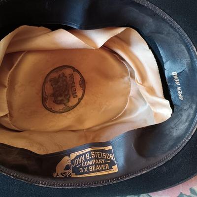 LOT 270: Collection of Vintage Hats and Stole