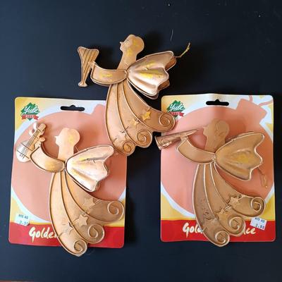 LOT 334: Enesco 'Winter Wonderland' Music Box, Ohio Art Musical Nativity, Italian Paper Mache Nativity & More