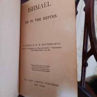 LOT 343: 1917 Anne's House of Dreams, Butler Hanging Curio Stand, Daher Holland Tin Plate & More