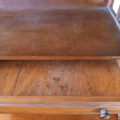 LOT 343: 1917 Anne's House of Dreams, Butler Hanging Curio Stand, Daher Holland Tin Plate & More