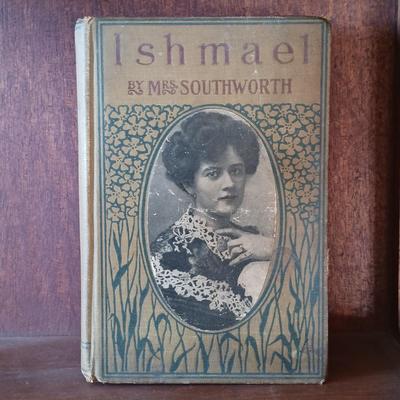 LOT 343: 1917 Anne's House of Dreams, Butler Hanging Curio Stand, Daher Holland Tin Plate & More