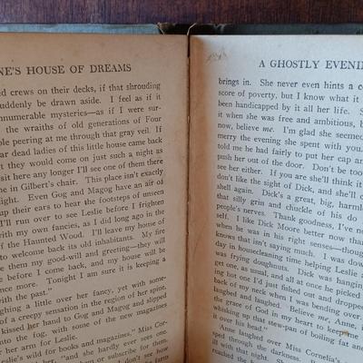 LOT 343: 1917 Anne's House of Dreams, Butler Hanging Curio Stand, Daher Holland Tin Plate & More