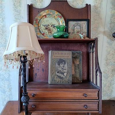 LOT 343: 1917 Anne's House of Dreams, Butler Hanging Curio Stand, Daher Holland Tin Plate & More