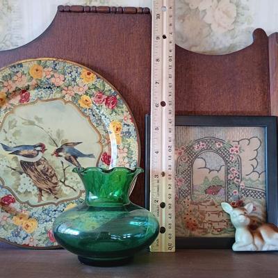 LOT 343: 1917 Anne's House of Dreams, Butler Hanging Curio Stand, Daher Holland Tin Plate & More
