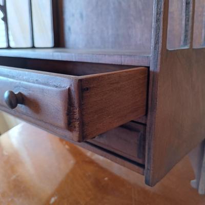 LOT 343: 1917 Anne's House of Dreams, Butler Hanging Curio Stand, Daher Holland Tin Plate & More