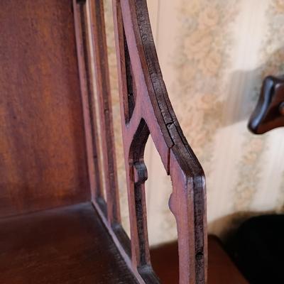 LOT 343: 1917 Anne's House of Dreams, Butler Hanging Curio Stand, Daher Holland Tin Plate & More