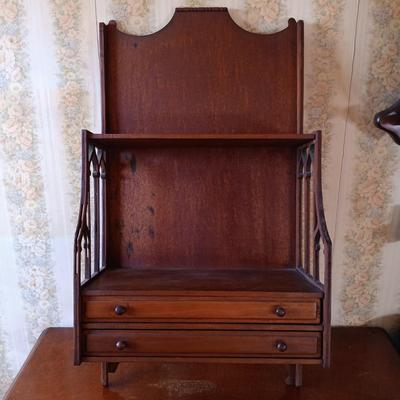 LOT 343: 1917 Anne's House of Dreams, Butler Hanging Curio Stand, Daher Holland Tin Plate & More