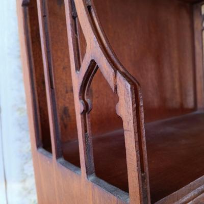 LOT 343: 1917 Anne's House of Dreams, Butler Hanging Curio Stand, Daher Holland Tin Plate & More