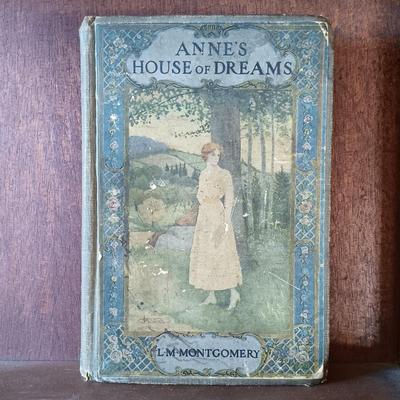 LOT 343: 1917 Anne's House of Dreams, Butler Hanging Curio Stand, Daher Holland Tin Plate & More