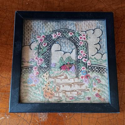 LOT 343: 1917 Anne's House of Dreams, Butler Hanging Curio Stand, Daher Holland Tin Plate & More