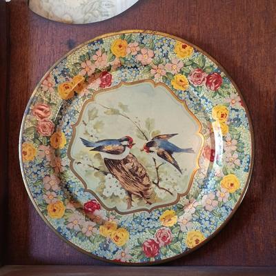 LOT 343: 1917 Anne's House of Dreams, Butler Hanging Curio Stand, Daher Holland Tin Plate & More