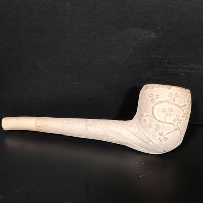 LOT 387: Collection of Pipes and Pipe Stands- Knockcrochery Lally Clay Pipe, Bruyere Garantie Pipe & More