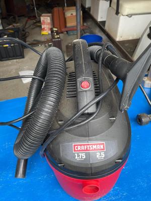 Craftsman Shop Vac 2.5 Gallon - works