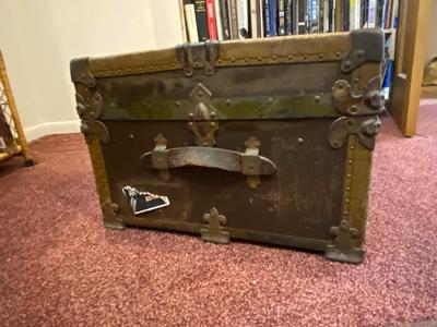 ANTIQUE FOOT LOCKER/TRUNK