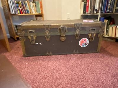 ANTIQUE FOOT LOCKER/TRUNK