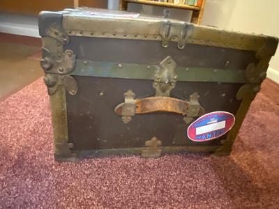 ANTIQUE FOOT LOCKER/TRUNK