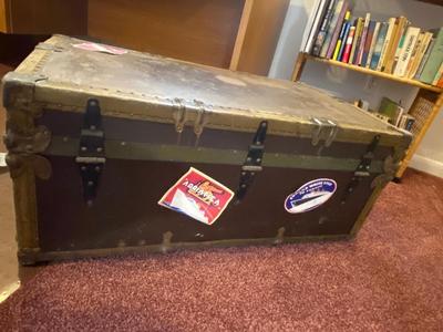 ANTIQUE FOOT LOCKER/TRUNK
